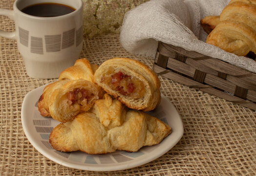 primer plano de croissant con caf&eacute;