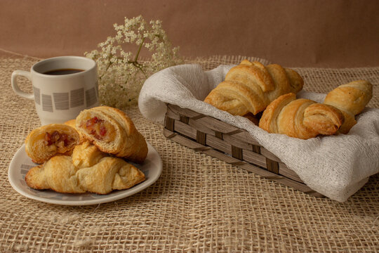 croissant de pi&ntilde;a con taza de cafe 