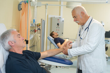Obraz premium male doctor collecting blood from patient