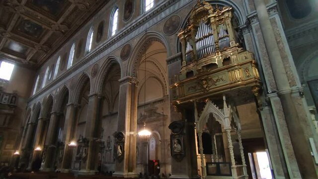 Napoli &ndash; Panoramica del Duomo dal transetto