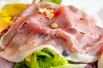 生ハムとサラダ