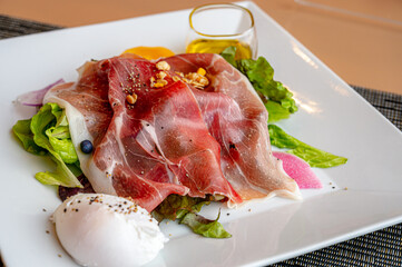 生ハムとサラダ