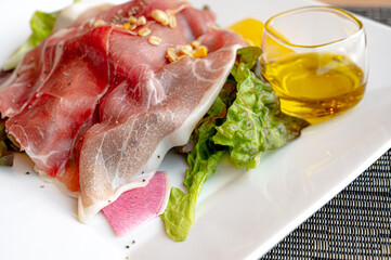 生ハムとサラダ