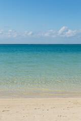 Fototapeta na wymiar エメラルドグリーンの海と白い砂浜