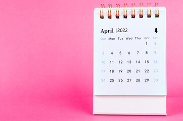 Obraz na płótnie Canvas April 2022 desk calendar on pink background.