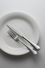 ナイフ、フォークと白い皿