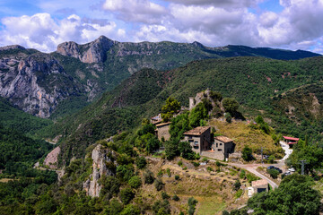 Fototapeta na wymiar Idyllic mountain village in the spanish pyrenees, Spain