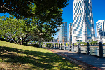 神奈川県横浜市 汽車道とみなとみらいの街並み 