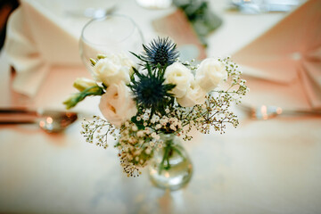 Blumendeko für die Hochzeitstische