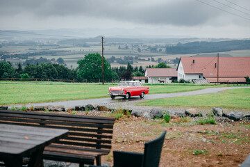 Ein Oldtimer fährt über eine Landstrasse