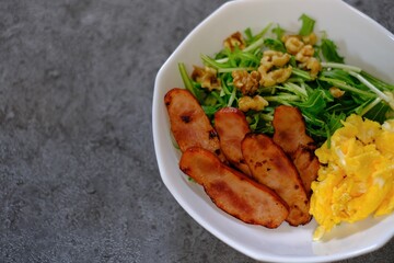 水菜と卵とハムのサラダ