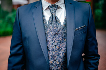 Eine schicke Krawatte eines Bräutigams