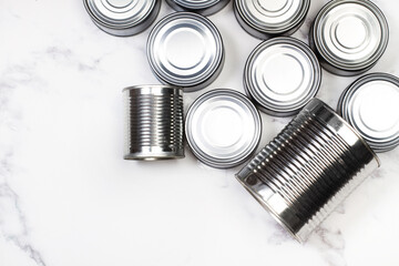 Botes de conserva sobre un fondo blanco de mármol. Vista superior. Copy space