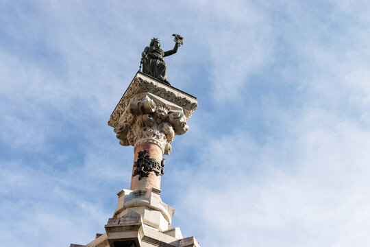 Monumento A Los Fueros-Pamplona