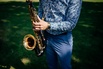 Ein Saxophonist spielt im Garten