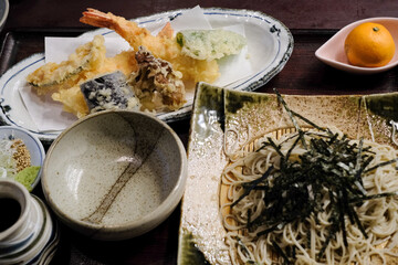 ざるそばと天ぷらの盛り合わせ