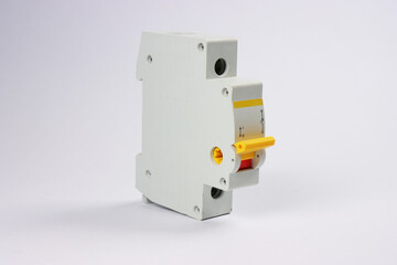 1-pole circuit breaker with a yellow lever, located on a white background.