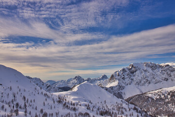 Schneebedeckte Berge in Österreich 