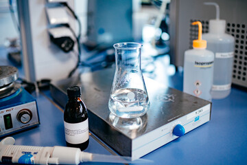 Ein Reagenzglas im Labor