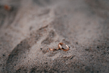 Eheringe im Sand