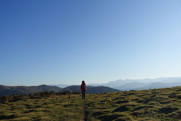 Obraz premium Randonneuse dans les Pyrénées du Pays Basque