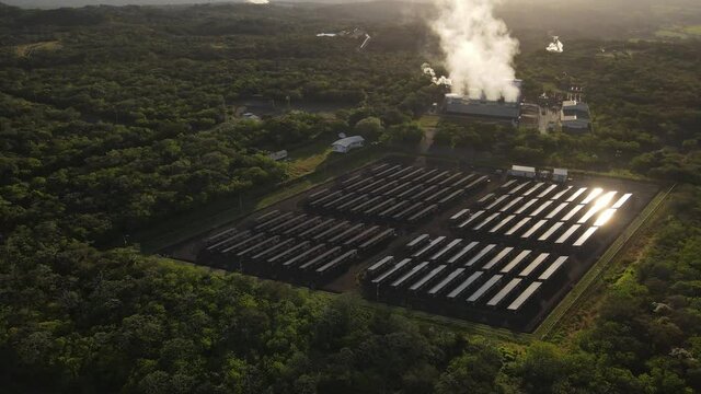 Vista a&eacute;rea de paneles solares y una planta geot&eacute;rmica de un volc&aacute;n en Costa Rica