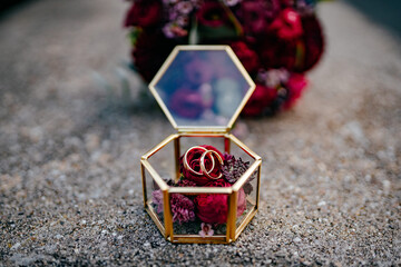 Zwei Ringe in einer Schachtel aus Glas