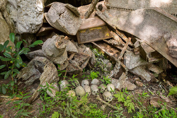 The spectacular cave tomb of Lombok Parinding which has housed the dead of Tana Toraja since 700 years. The tomb is famous for its ancient, ornate coffins, called Erong, and exposed skulls and bones