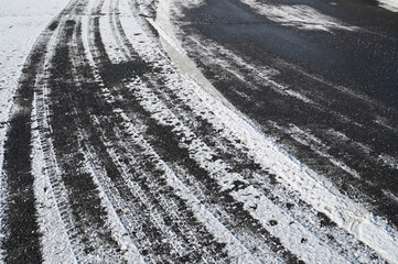 タイヤ跡が残る積雪した道路