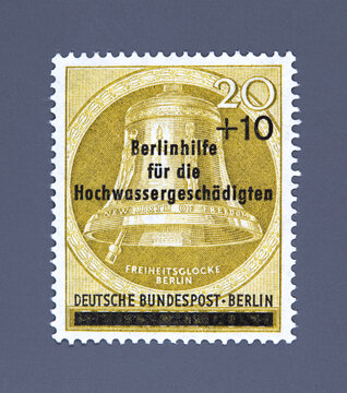 briefmarke stamp vintage retro alt old gestempelt used frankiert cancel papier paper glocke bell hochwasser berlinhilfe freiheitsglocke berlin 