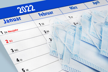 Deutscher Kalender 2022 Januar Februar März April mit Corona Pandemie und medizinischen Masken - obrazy, fototapety, plakaty