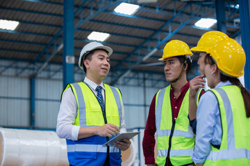  warehouse worker meeting 