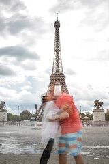 paar küsst sich unter dem eifelturm in paris - verliebt