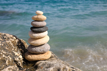 columna piedras zen pirámide playa almería 4M0A6603-as22