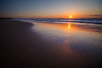 Amanecer en una playa del mediterr&aacute;neo