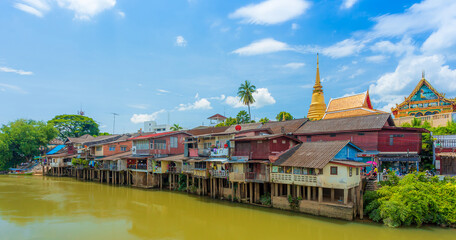 Obraz premium Chanthaburi river ,Classical Village near river, Chanthaburi Old Town Waterfront ,Landmark with old building village in Chanthaburi Thailand 