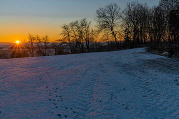 Obraz premium Sunrise near Ctibor and Halze villages in cold snowy morning