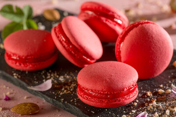 macaroons with raspberry filling