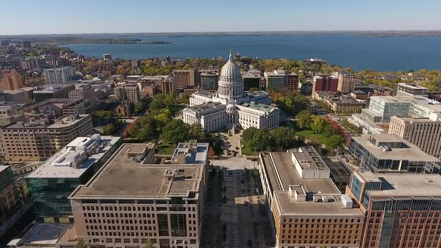 Dowtown Madison Wisconsin - State Capitol Building - Summer (Drone - Push In)