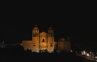 Fototapeta na wymiar Santo Domingo Oaxaca de noche
