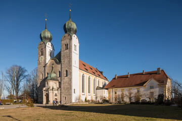 Fototapeta na wymiar Kirche des Kloster Baumburg im Sonnenschein im Winter in Bayern