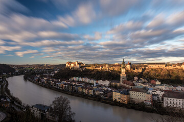 Fototapeta premium Ausblick auf Burghausen am Morgen bei Sonne udn Wolken im Winter