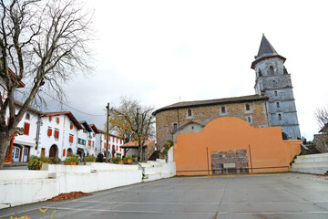 fronton de pelota iglesia campanario torre de ainhoa pueblo vasco francés francia 4M0A8579-as22