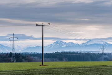 Strommaste vor Alpen Panorama am Abend mit  Bergen im Chiemgau, 