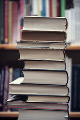 Aussortierte Bücher vor Regal