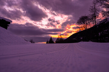 Langlaufloipe im Winter beim Sonnenuntergang im Wallis im Herzen der Schweiz