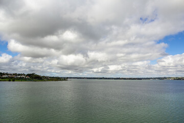 Obraz premium Uma vista do Lago Paranoá em uma manhã nublada e sem sol.