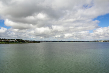 Uma vista do Lago Paranoá em uma manhã nublada e sem sol.
