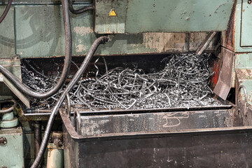 Container for the removal of shavings and metal waste from the machine tool.
