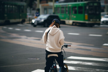 自転車に乗る女性/women riding a bicycle